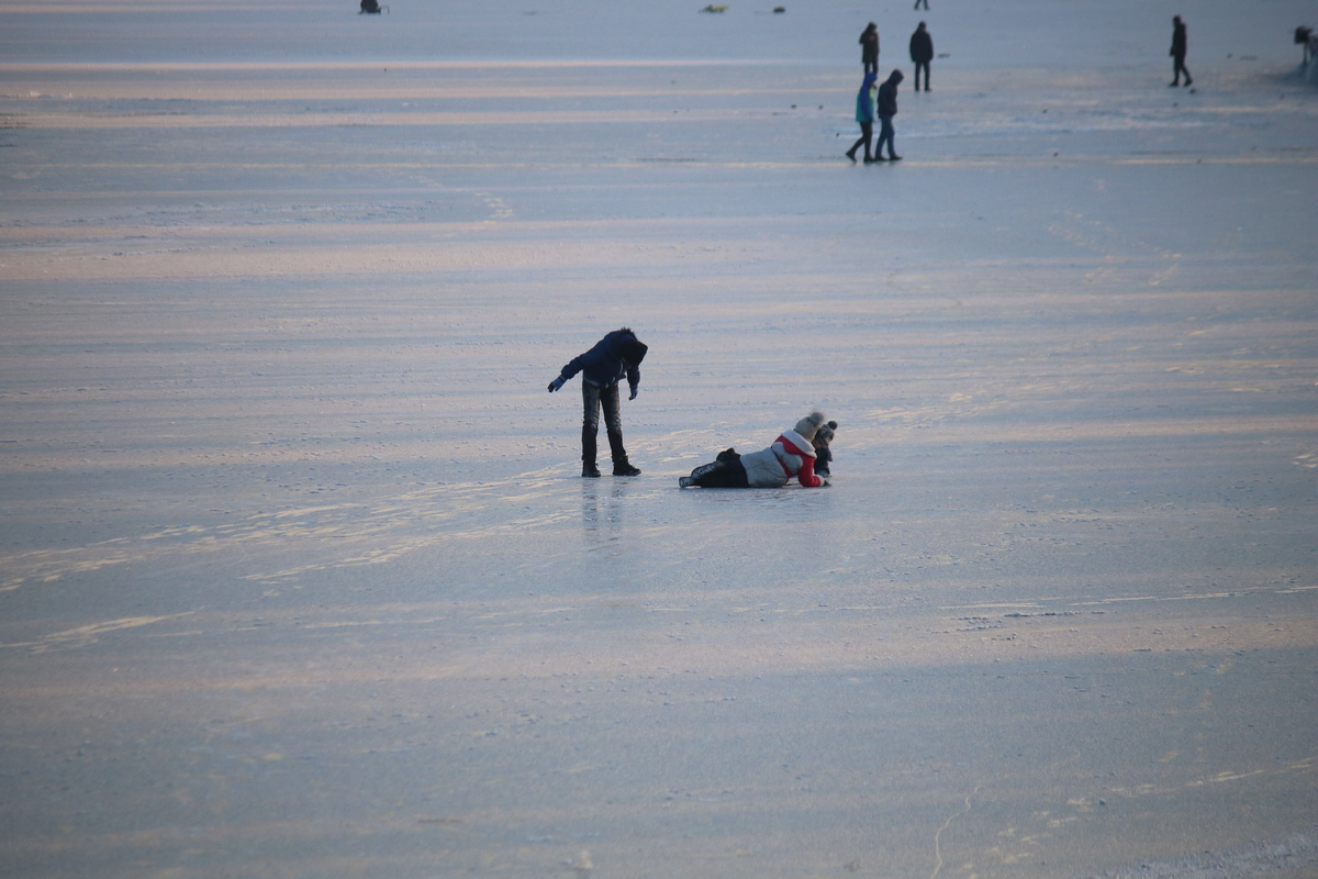 Дети резвятся на толще льда