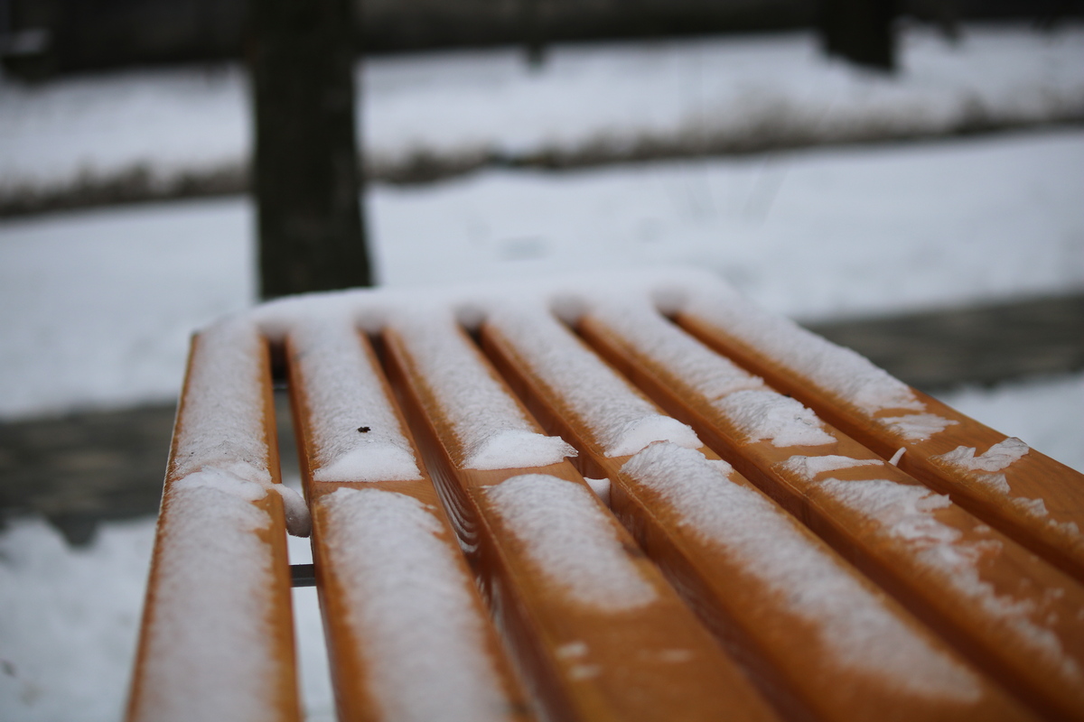 Застывший снег на скамье