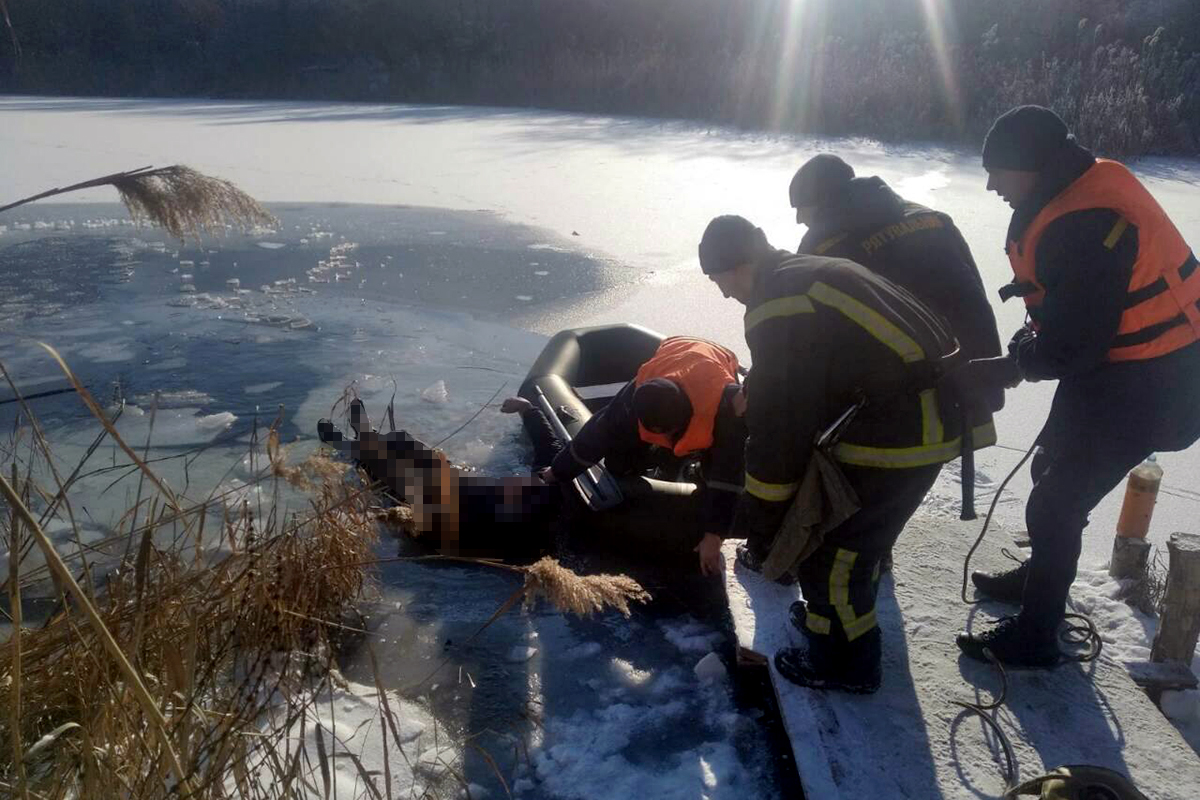 В Покрове спасатели достали тело мужчины из заброшенного карьера