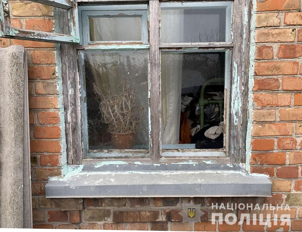 Житель Никополя через окно забрался в дом пенсионерки и ограбил ее 