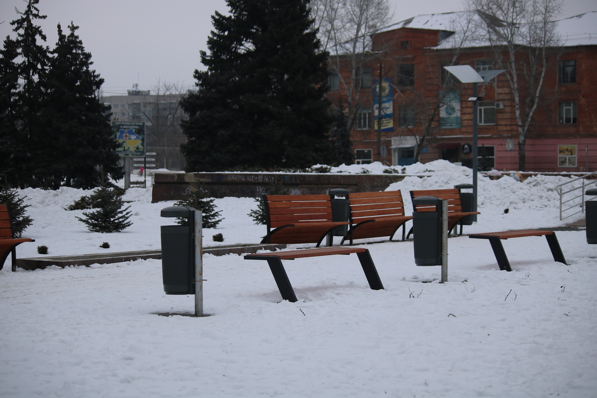 Новые скамейки в заснеженном парке
