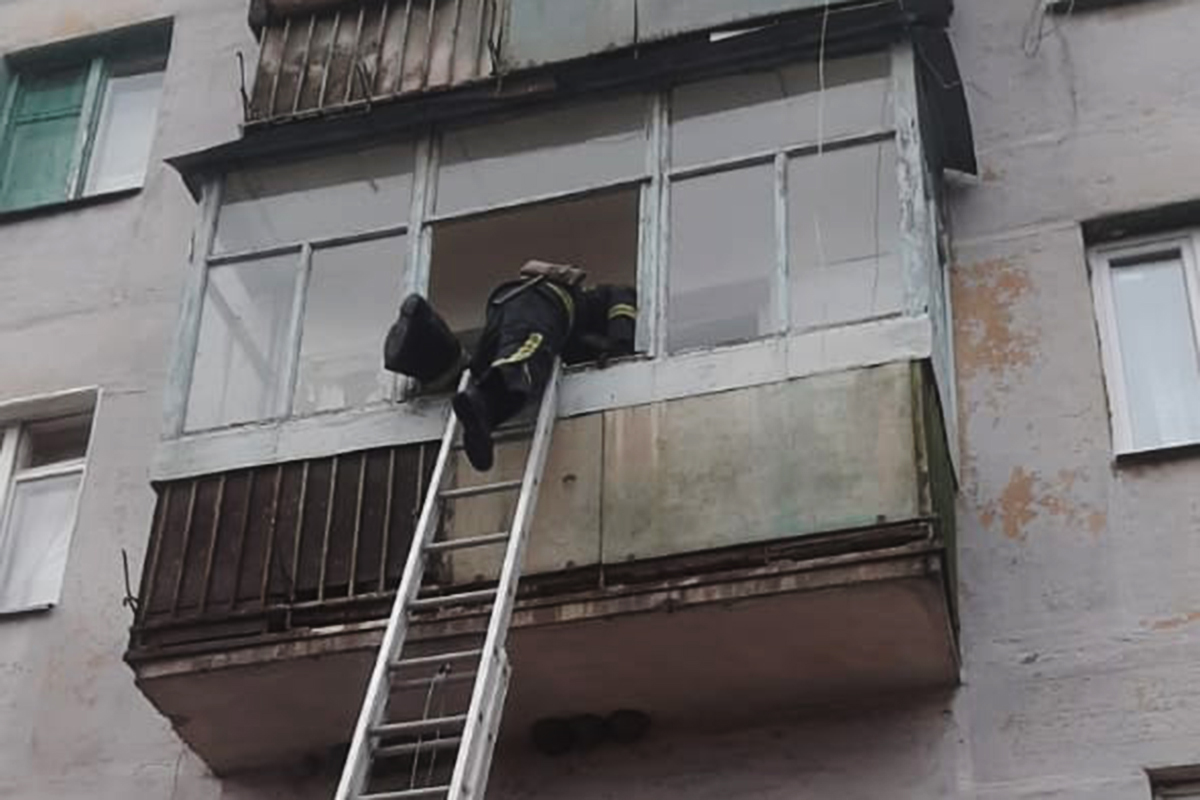 Спасатели открыли квартиру на 3-м этаже