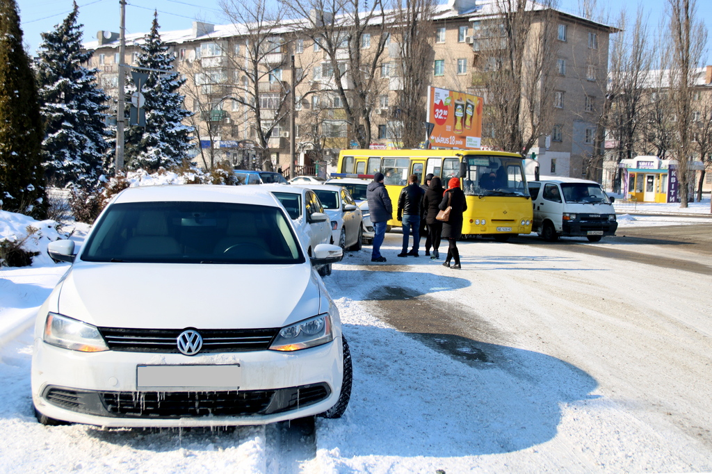 В Никополе из-за скользкой дороги столкнулись три белых автомобиля марки Volkswagen 