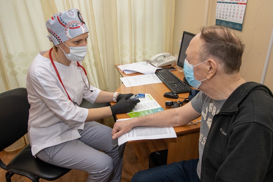 В Днепропетровской области от COVID-19 вакцинировали первых медиков