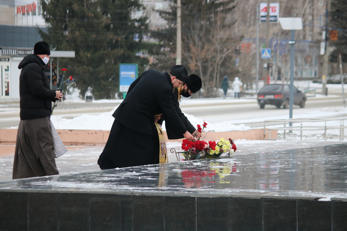 В Никополе к памятнику «Защитник Украины» возложили цветы