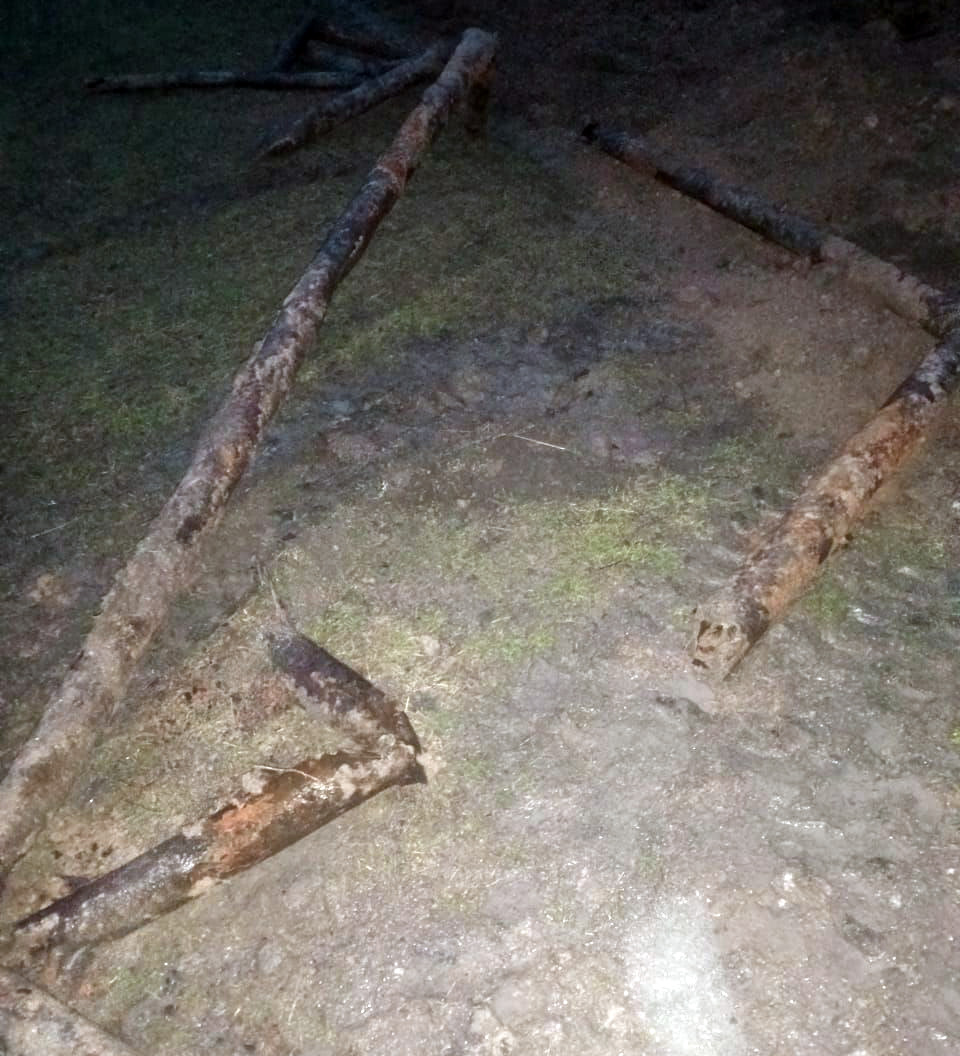 В Никопольском районе мужчины с помощью экскаватора выкопали 50 метров трубы
