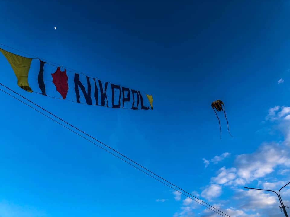 В Никополе на дамбе запустили воздушного змея "I love Nikopol"