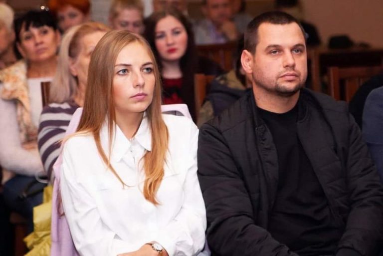 Анна и Артем Ляшенко 30 сентября 2020 года на партийной встрече в Obry cafe, где Анна Сидилева презентовала Днепропетровскому руководству местный партийный актив