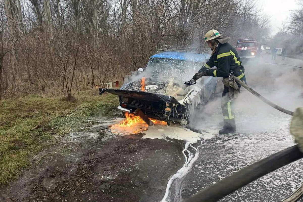 Возгорание произошло в моторном отсеке транспортного средства