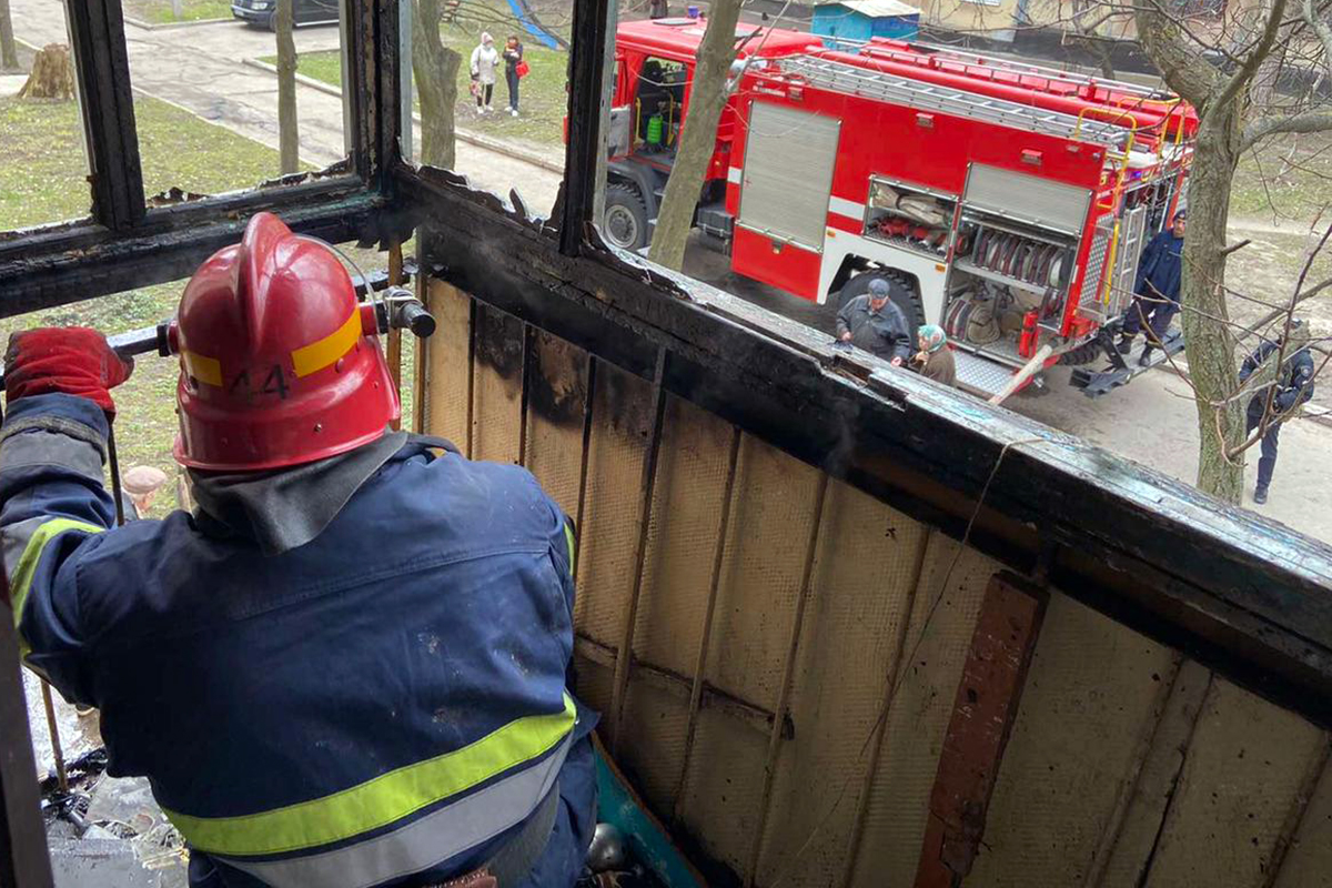 Пожар на балконе тушили 9 спасателей