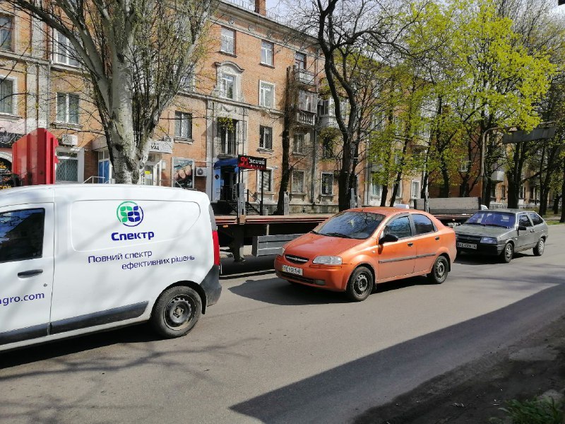 Транспорт стоит на светофоре со стороны улицы Херсонской