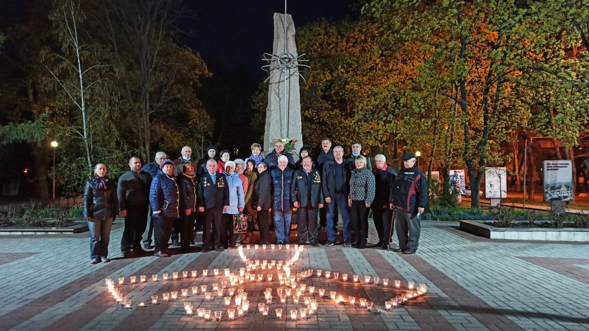 Возле памятного знака жертвам Чернобыльской трагедии собрались жители города