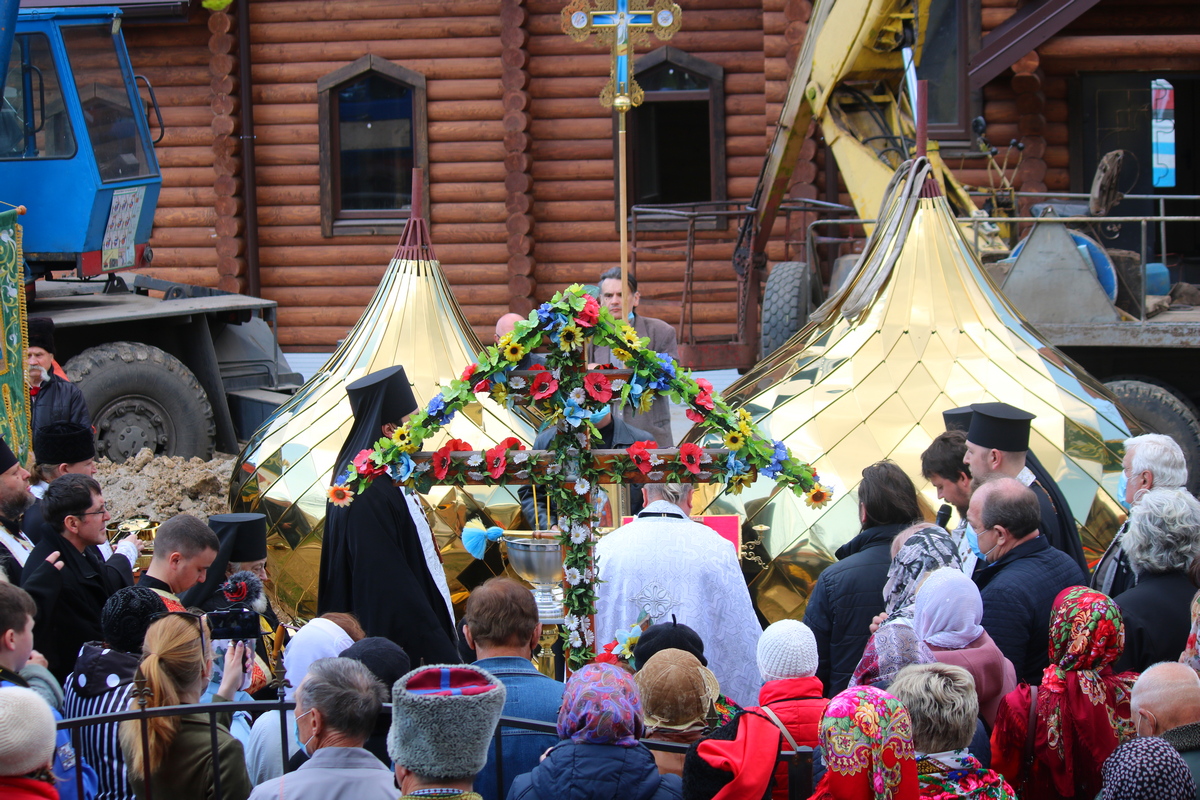 Возле храма имени Петра Калнышевского состоялась церемония освящения куполов и креста 