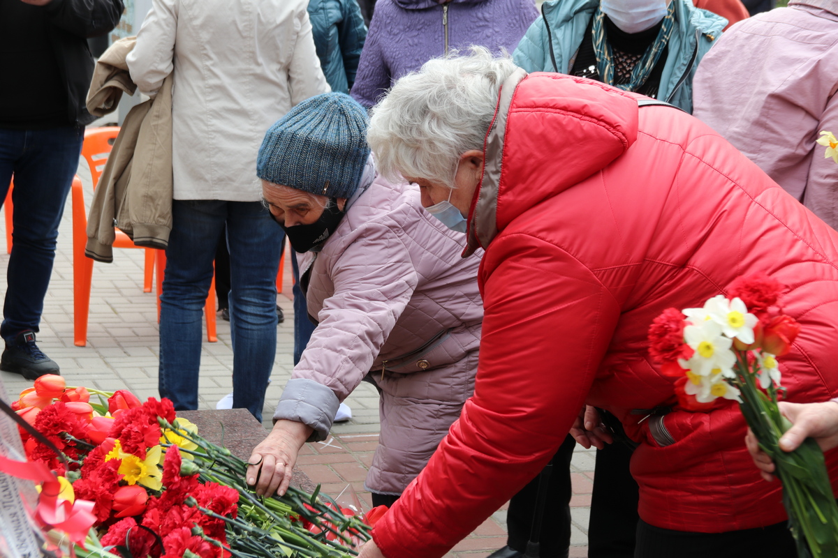 Возложили цветы к мемориалу 