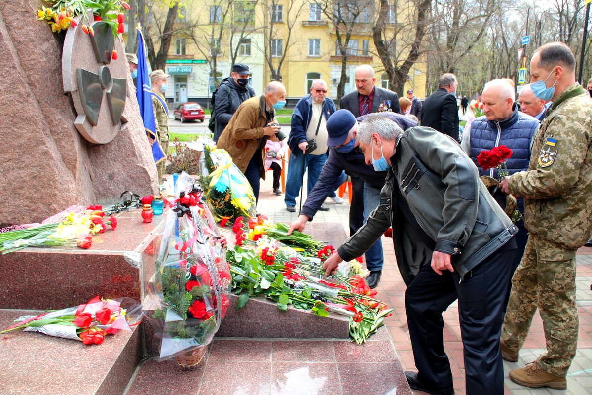 В Никополе возле памятного знака жертвам Чернобыльской трагедии прошел митинг