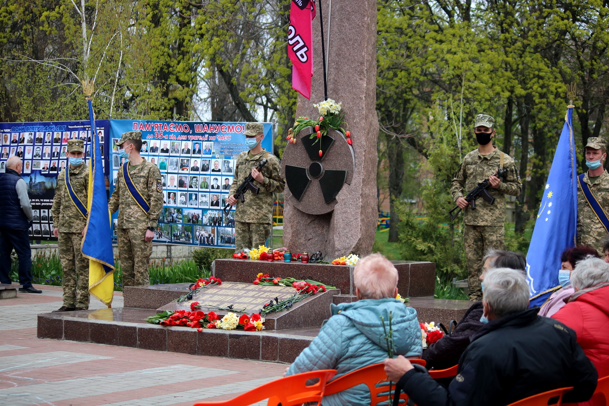 Мероприятие посетили ликвидаторы, администрация города, духовенство, общественные организации и семьи погибших чернобыльцев