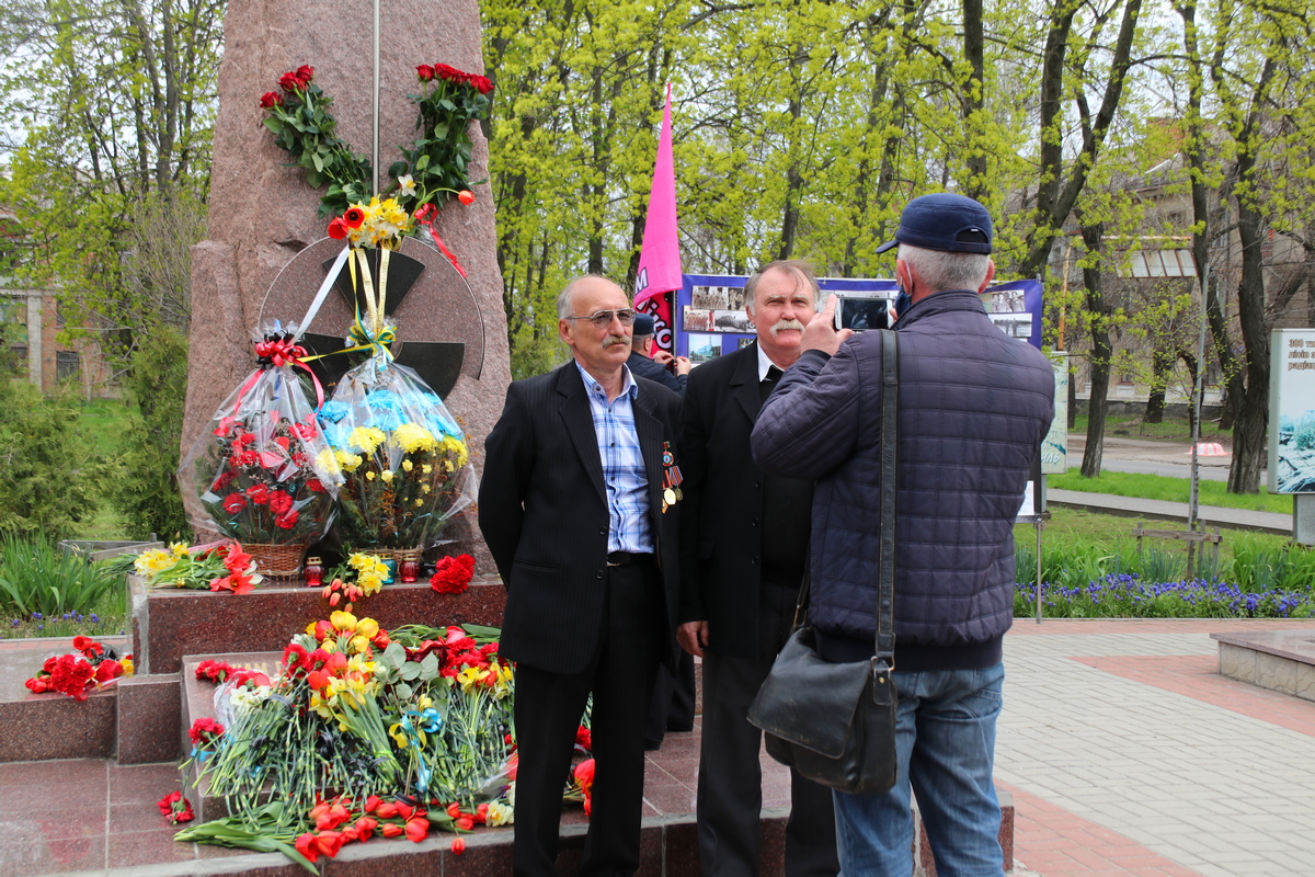 В Никополе возле памятного знака жертвам Чернобыльской трагедии прошел митинг