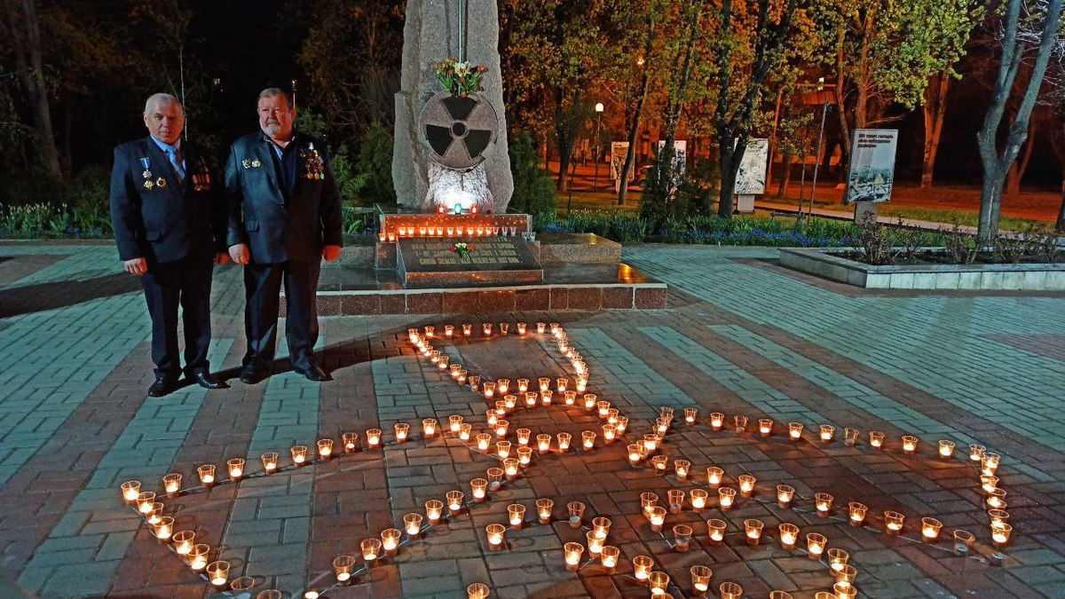 В Никополе состоялась акция «Зажги свечу памяти»