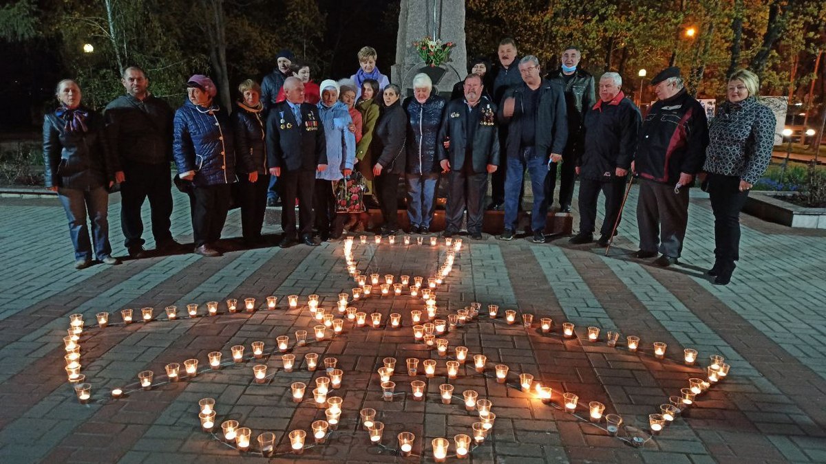 Памятного знака собрались никопольчане и зажгли несколько десятков свечей