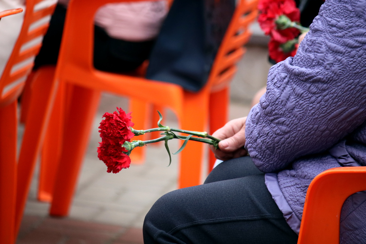  С цветами в руках к памятнику погибшим пришло много людей 