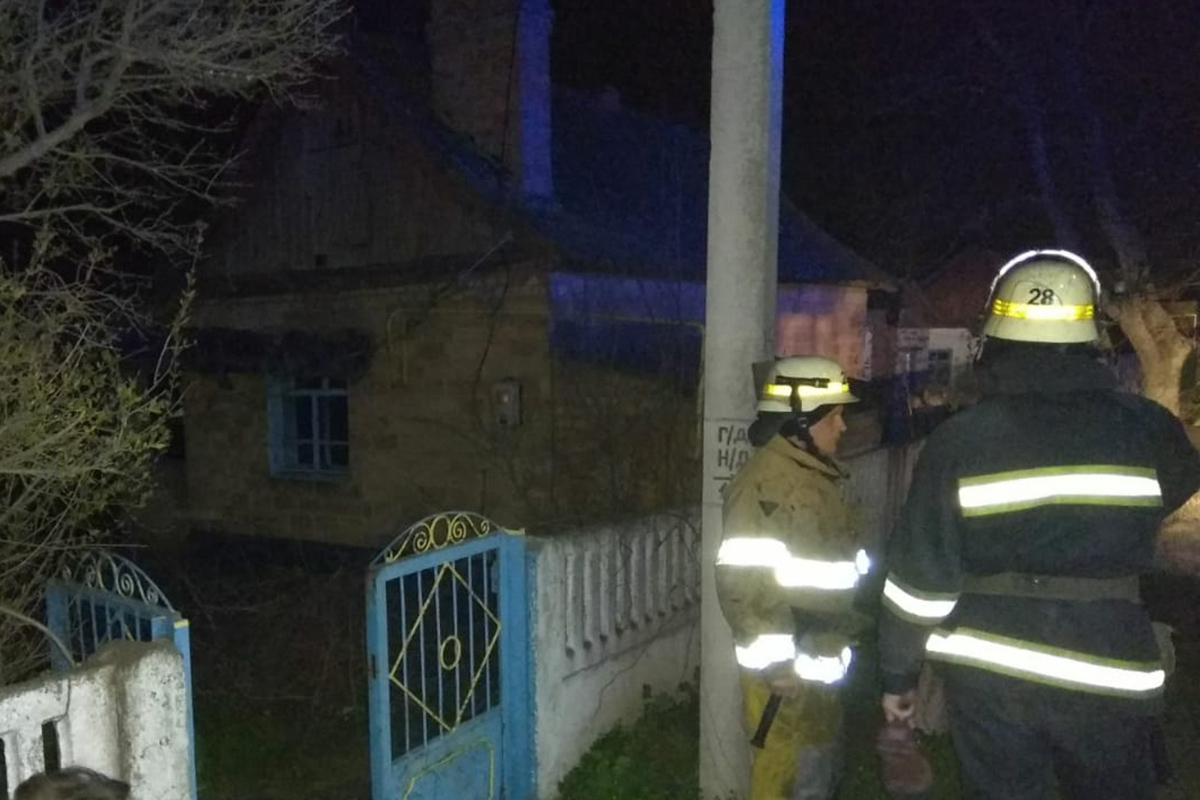 Под Никополем пожар в летней кухне тушили 7 спасателей