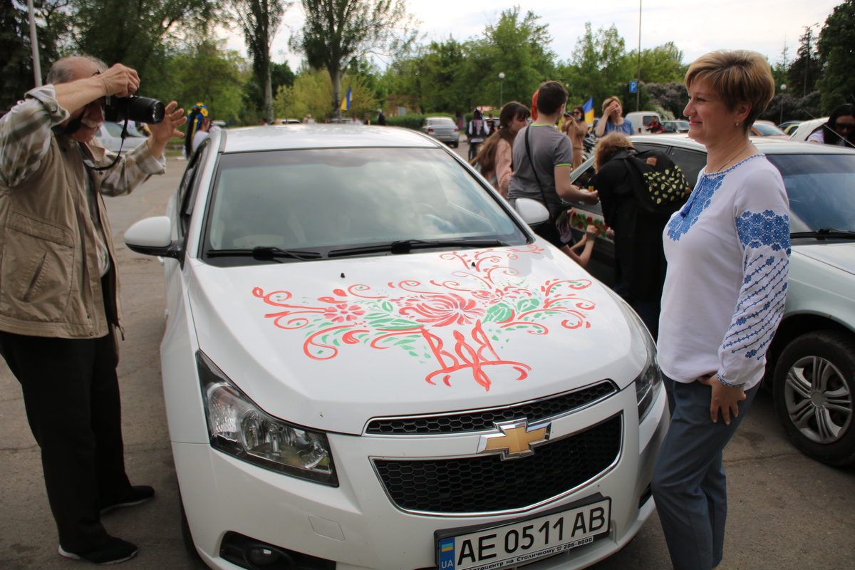 Участники пробега украшали свои авто национальными рисунками