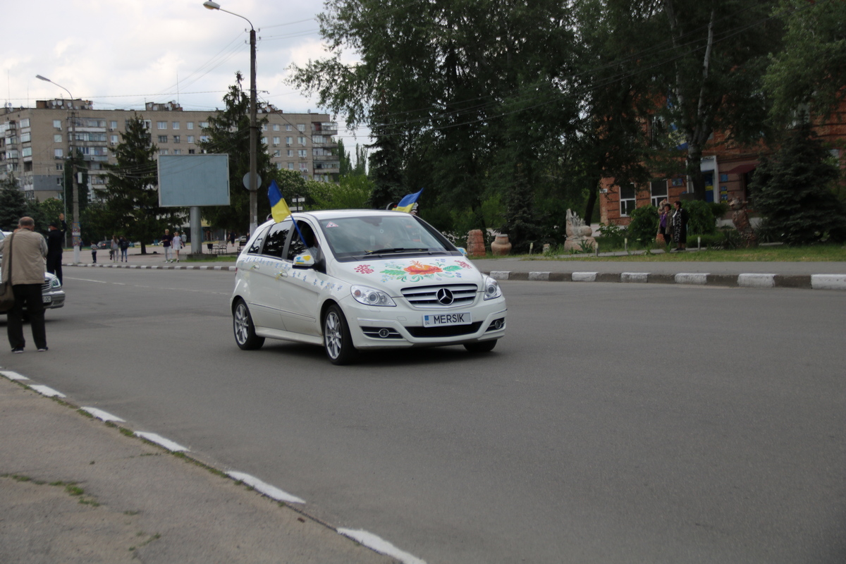 Из каждого авто виднелся флаг Украины