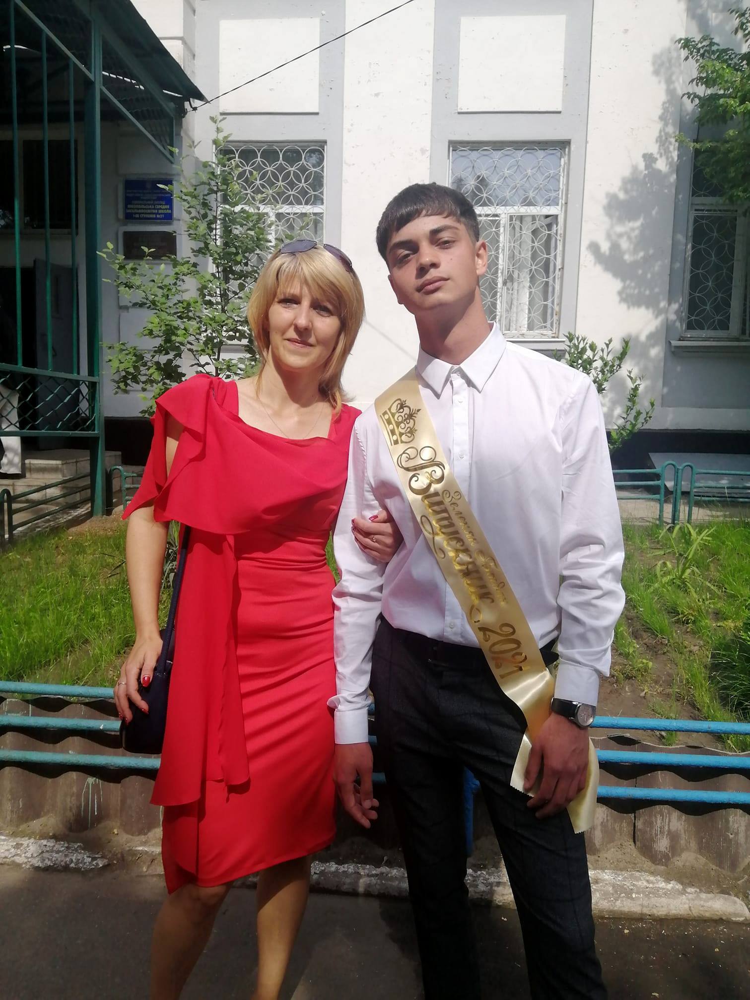 Оксана Зеленяк  вместе с сыном-выпускником 