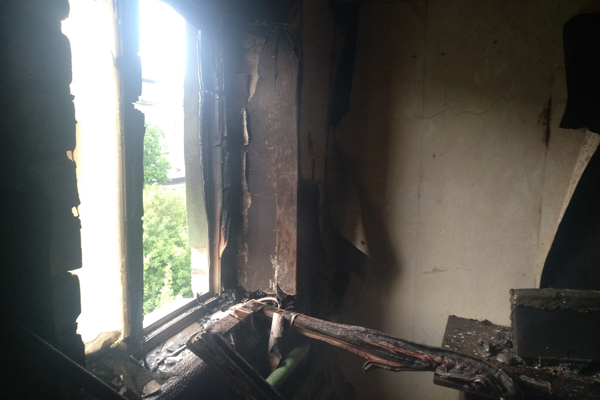 Огонь уничтожил домашние вещи и мебель и повредил сены внутри квартиры