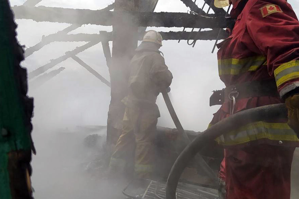 Спасатели ликвидировали пожар на крыше жилого дома