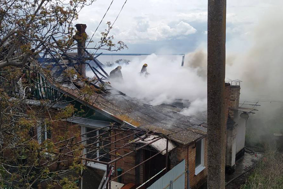 Огонь уничтожил крышу дома на общей площади 100 квадратных метров