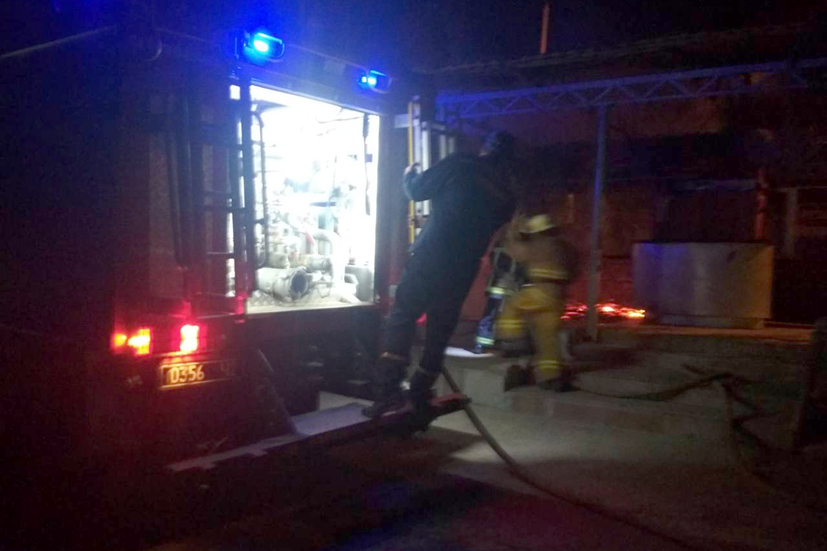 В Никополе ночью пожар в заброшенном доме тушили 9 спасателей 