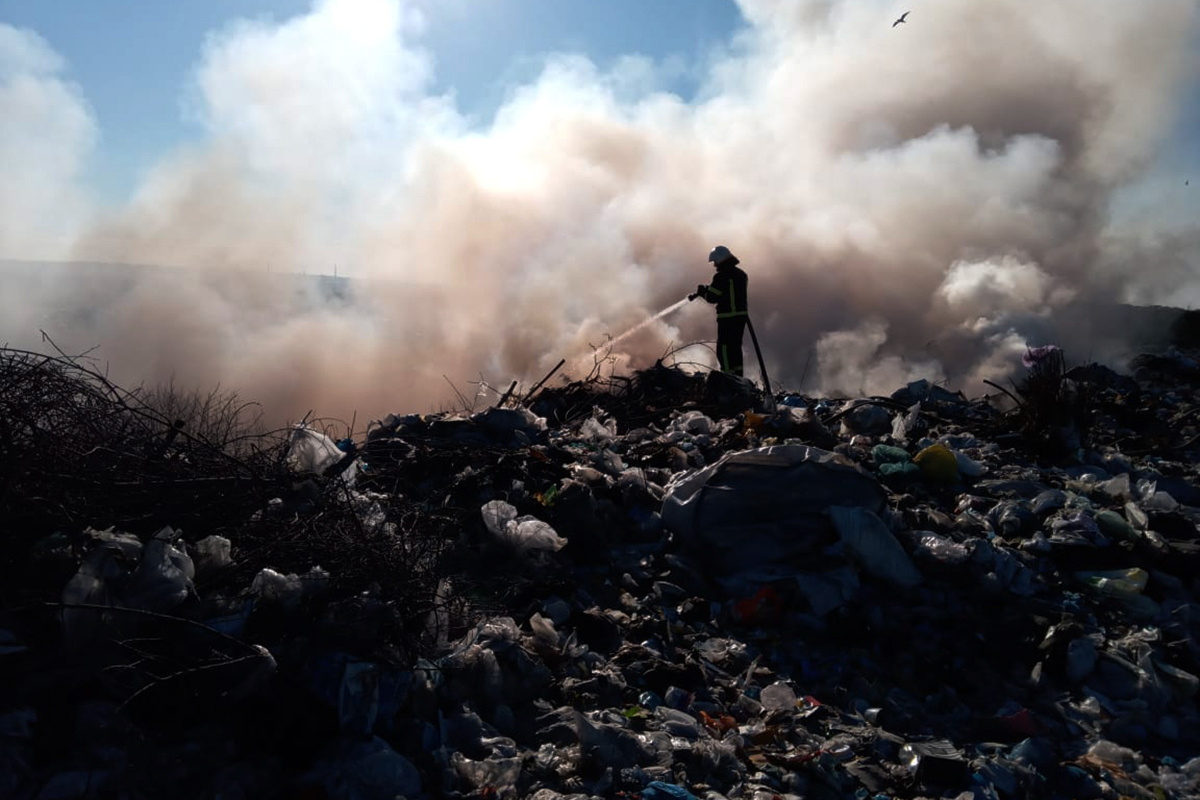 В Днепропетровской области 3-й день горит свалка бытовых отходов