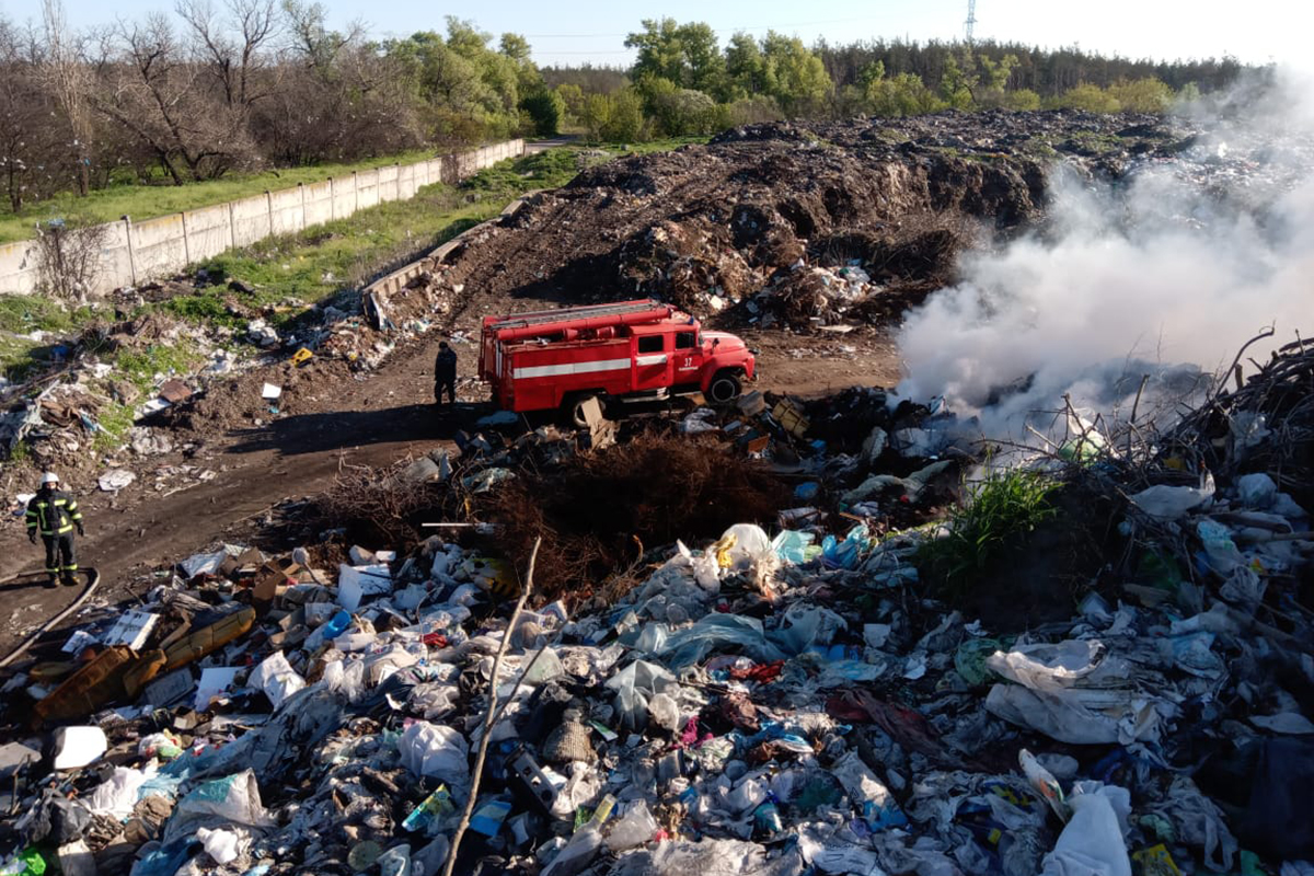 Возгорание на свалке в Днепропетровской области тушат более четырех часов