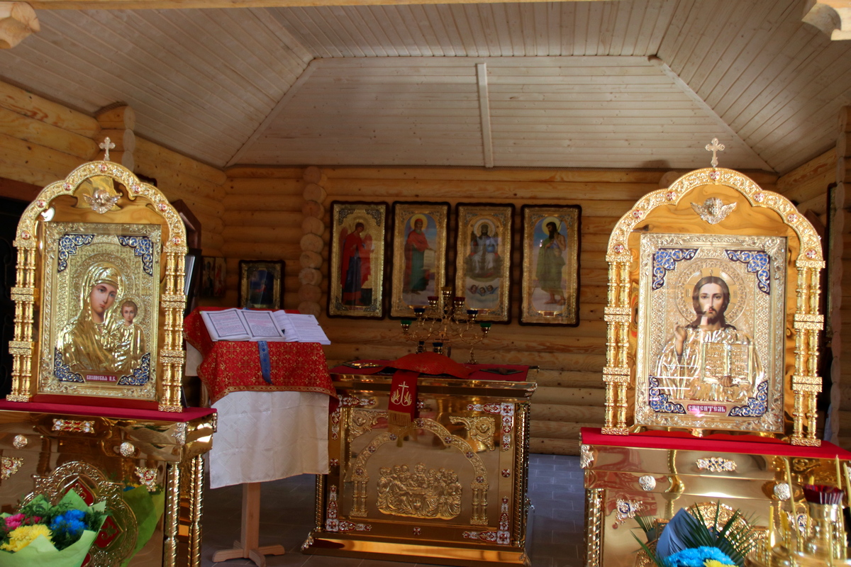 В Никополе двери деревянного украинского храма открыты для прихожан