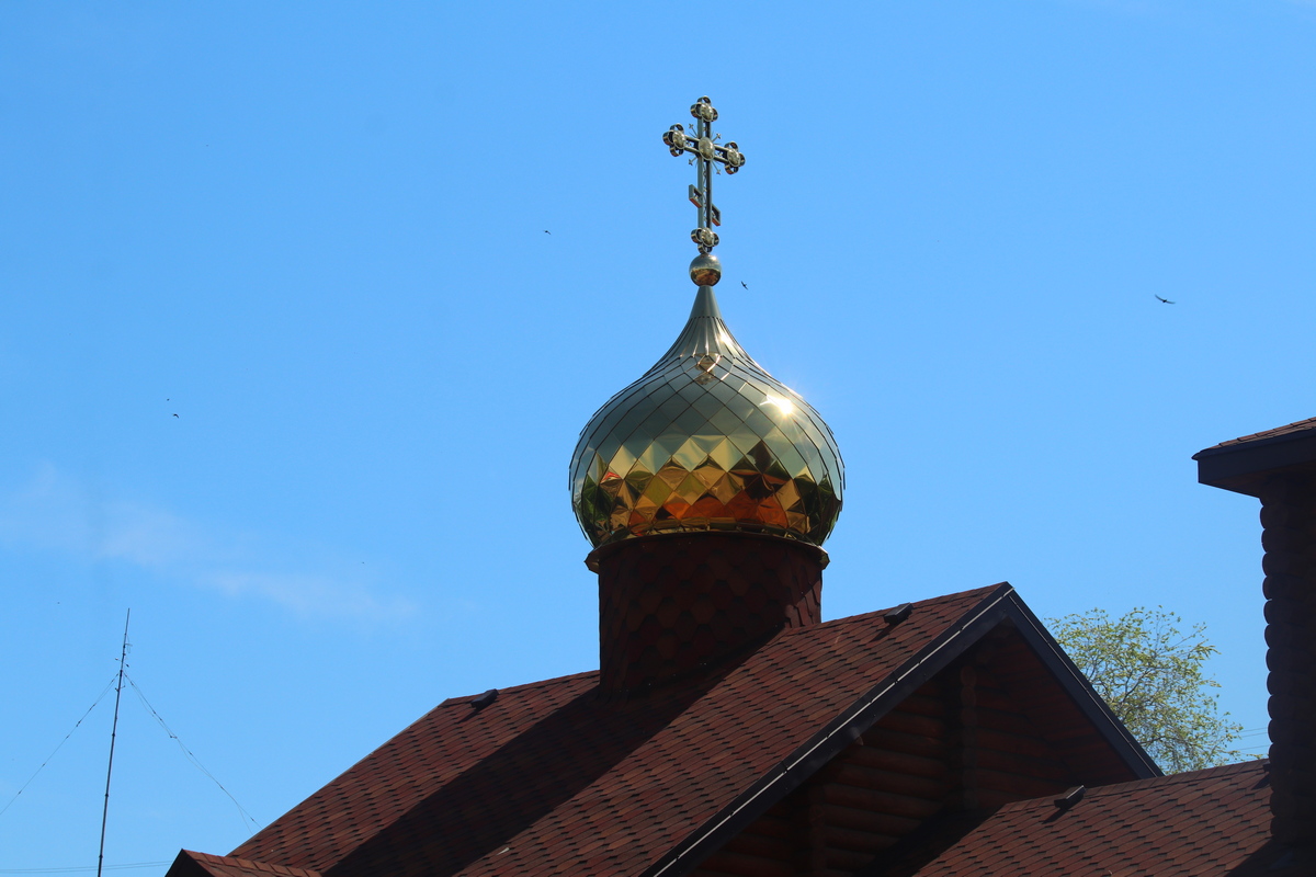 24 апреля здесь установили купола и кресты 