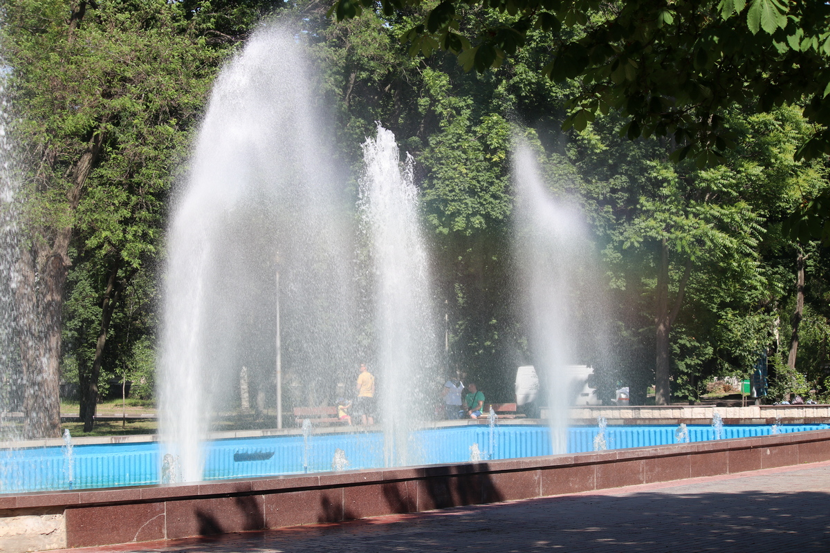 В Никополе уже запустили самый большой городской фонтан