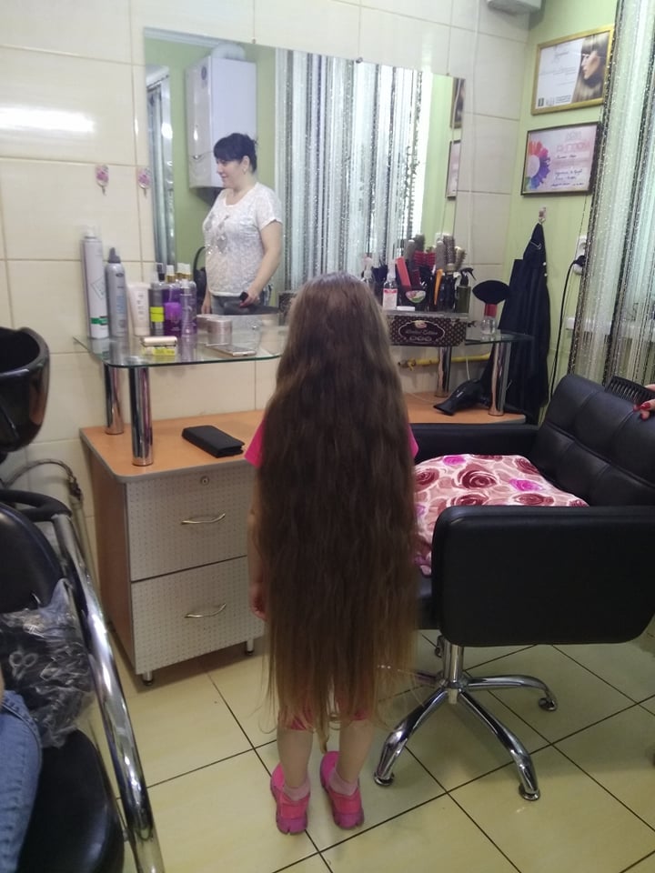 В Никополе маленькая девочка Ольга Буга обстригла свои волосы, чтобы помочь тяжелобольным детям