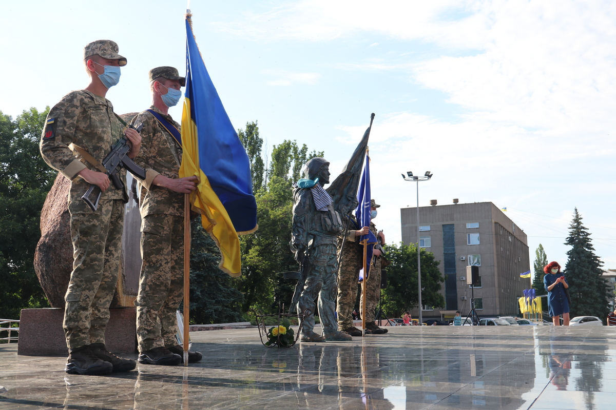 Мероприятие состоялось возле памятника «Защитник Украины»