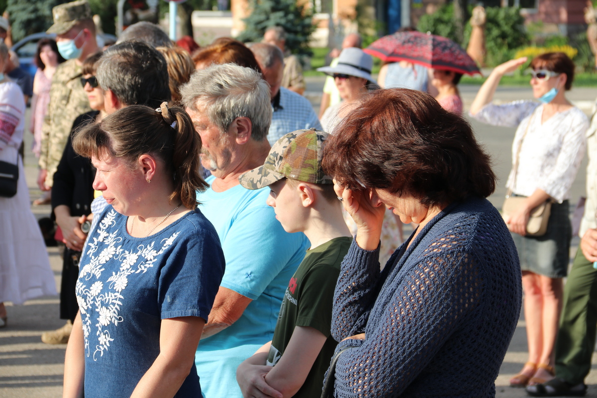 Возле памятника "Защитник Украины" собрались сотни горожан