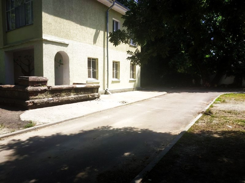 Въезд во двор между домами № 61 и 59 по улице Героев Чернобыля 