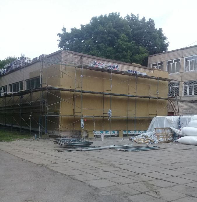 В Никополе в школе № 10 проводят капитальный ремонт фасада