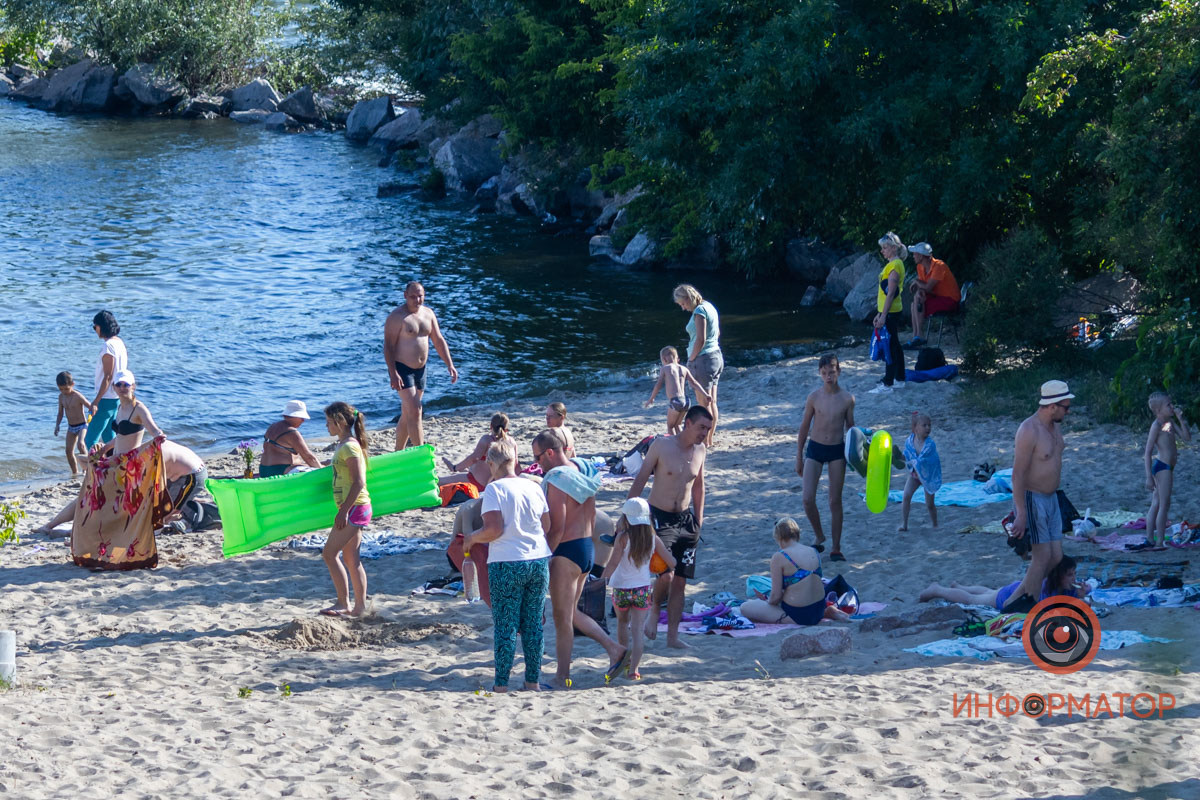 Жители Никополя отдыхают на пляже