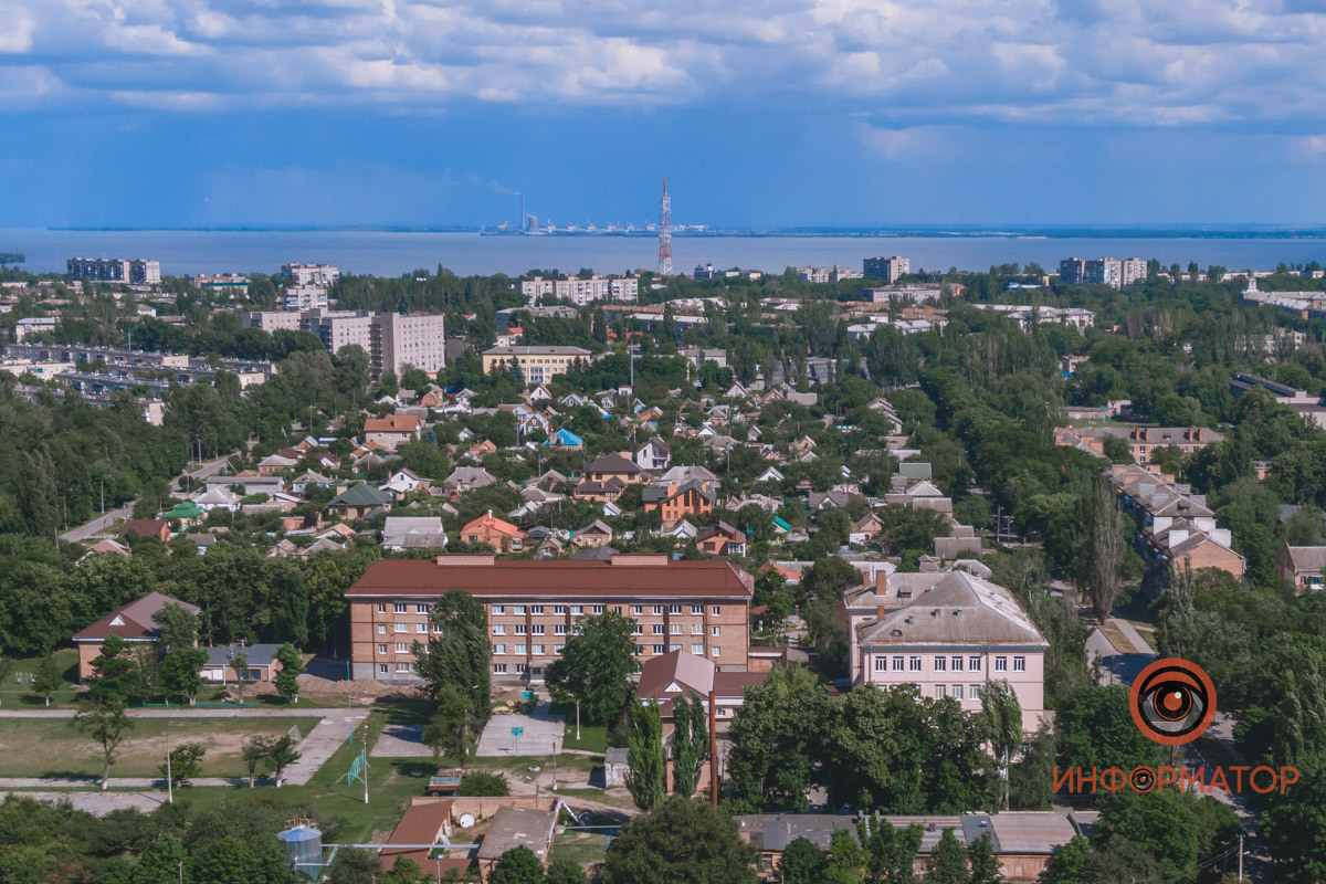 Видно только крыши домов 