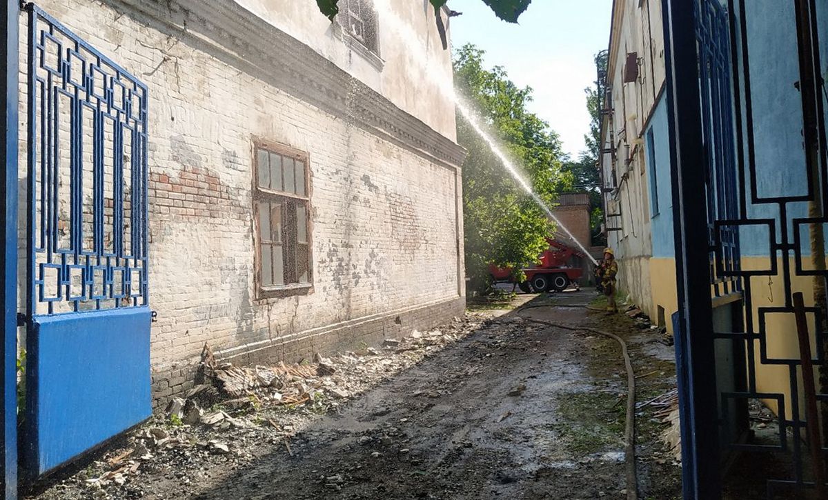 В Никополе более 6 часов пожарные тушат заброшенное здание