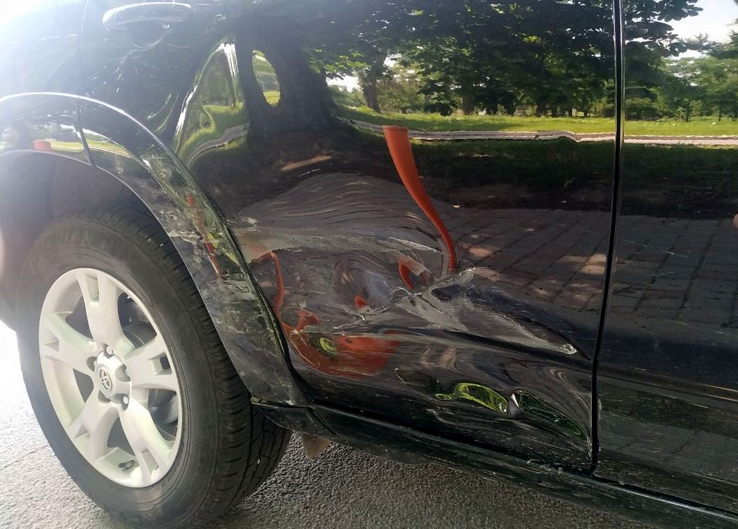 В результате аварии на автомобиле Toyota пострадала пассажирская дверь