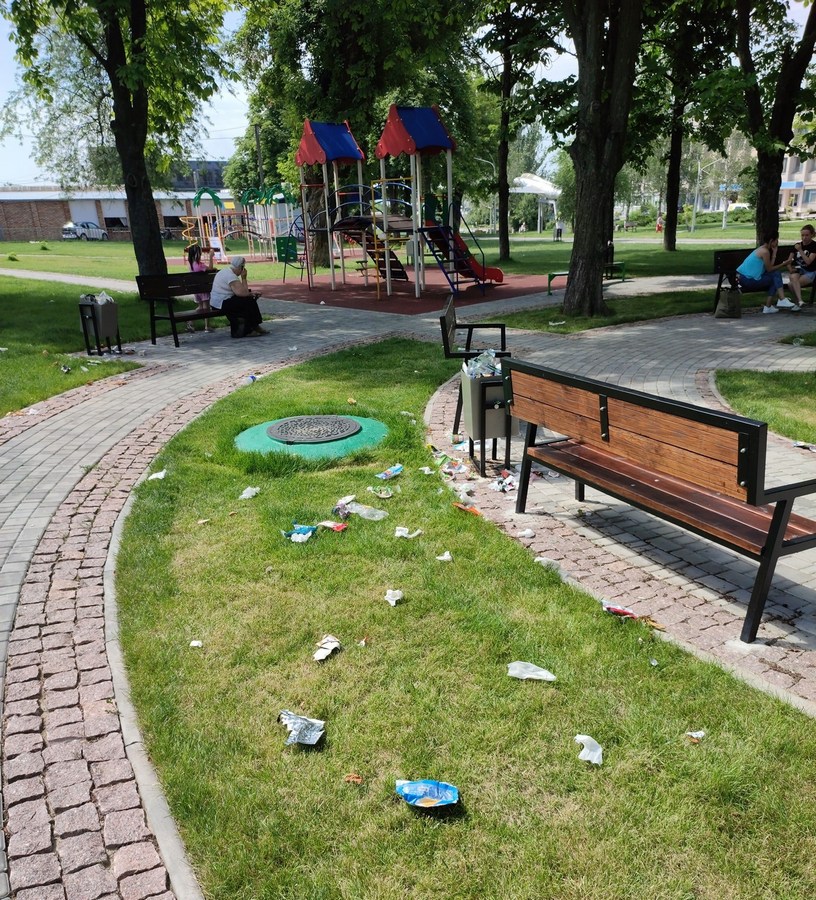 В парке имени Тараса Шевченко несколько дней не убирают урны