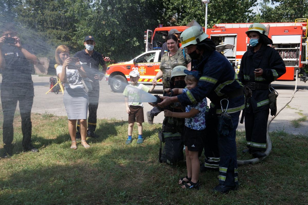 Мастер-класс для детей провели работники пожарной части