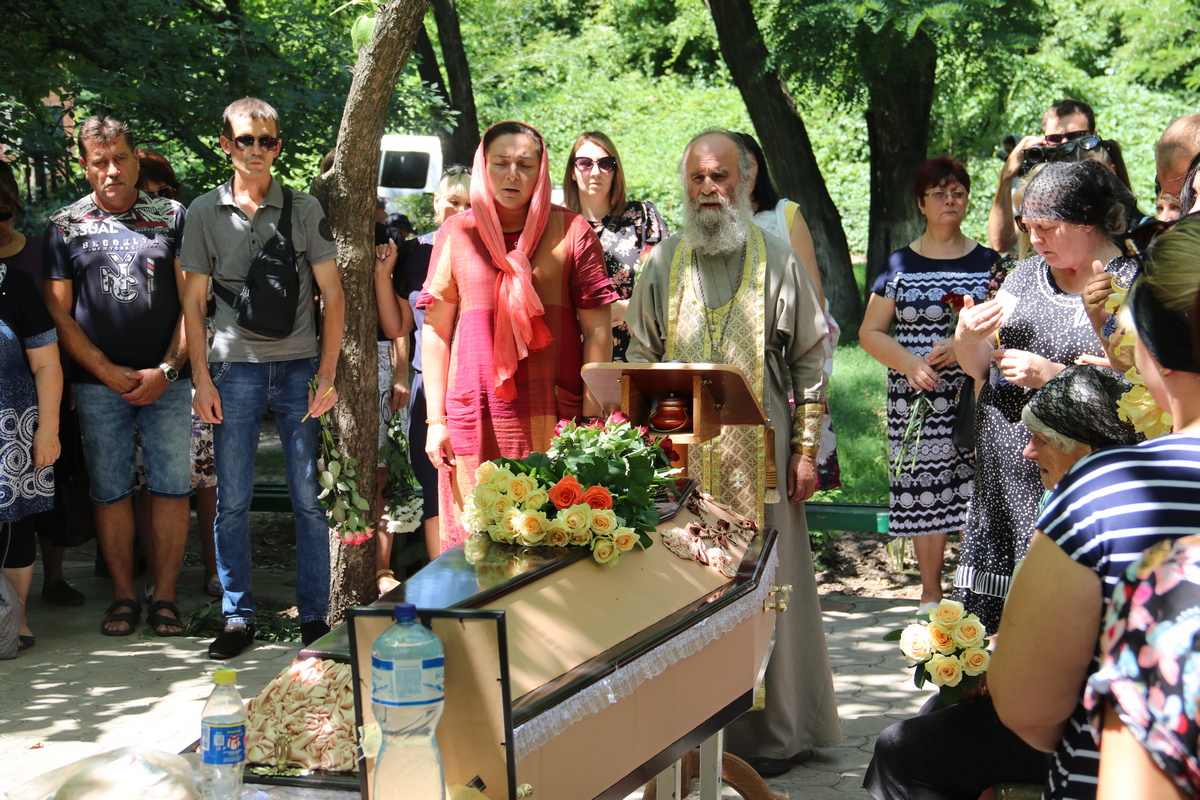 В Никополе попрощались с убитой Анастасией Карнаух