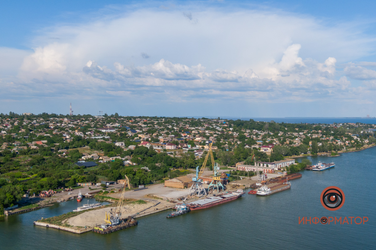 Порт в Никополе находится на правом берегу Каховского водохранилища